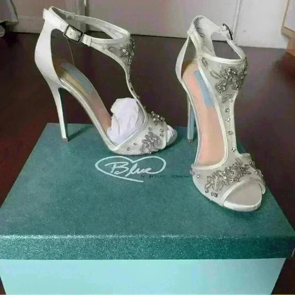 👰🏼Blue by Betsy Johnson Holly size US 7.5 color ivory, satin preloved - Picture 5 of 9